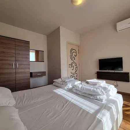 Apartment Diamond Pool View - First Line Burgas