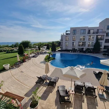 Diamond Pool View - First Line